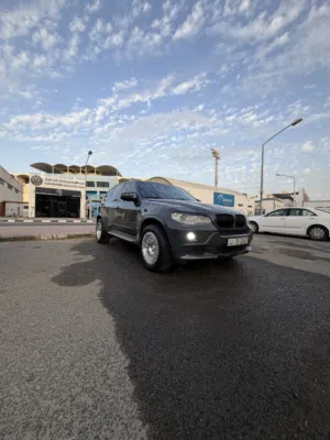 سيارة بي ام دبليو الفئة X5 موديل 2008 لون أسمنتي بحالة ممتازة مع تأمين وإمكانات متكاملة