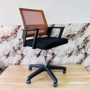 كرسي مكتب عملي ومريح للاستخدام اليومي، مناسب للبيت، المكتب، الشركات، والطلاب. تصميم عصري مع ظهر شبك