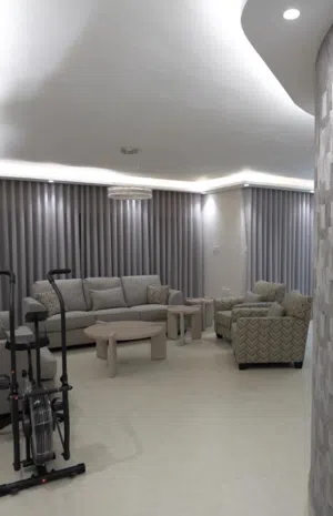شقة مفروشة ومجددة بالكامل في ارقى عمارة في شارع ابراهيم قطان الدوارالسابع الموازي لشارع عبدالله غوشه