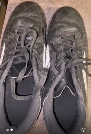 حذاء كرة قدم جديد مقاس 38 للملاعب الصناعية جلد ومريح جدا