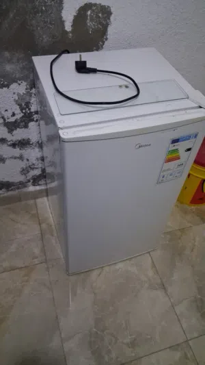 ثلاجة مكتب متوسطة