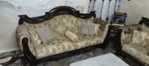 طقم كنب تفصيل خشب ثقيل جدا وليس سهل حمله للبيع