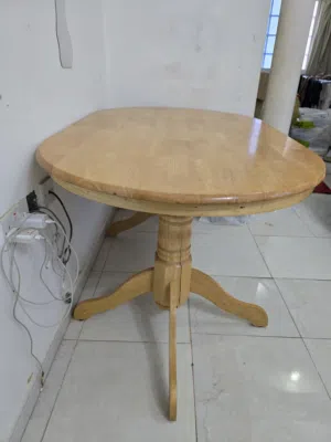 طاولة بحالة جيدة