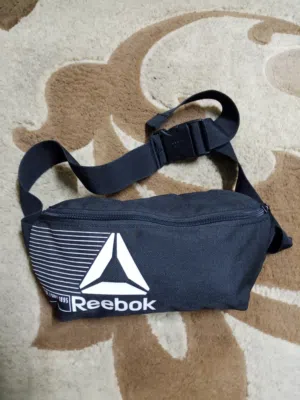 شنطة وحقيبة خصر قماشية من العلامة Reebok ريبوك بحزام تثبيت على الخصر مصنوعة من القماش بحالة الجديده