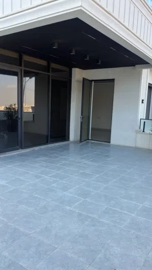 شقة فاخرة للإيجار بالقرب من شارع المطار و كوريدور عبدون مميزة وفاخرة :  14250