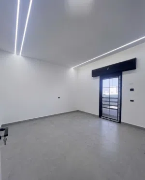 شقة للايجار فاخرة vip تشطيب حديث غير مسكونة في طريق الشوك خلف الحياة مول يتوفر مصعد وباركينج وغفير
