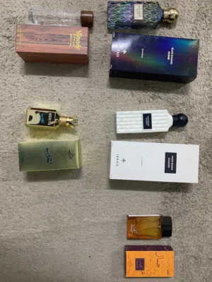 مجموعة زجاجات عطر اصلية فارغة مع الكراتين بحالة ممتازة