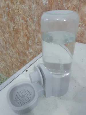 منهل ماء مع حافظه علف للطيور جديده وغير مستعمل تستخدم للطيور للحفاظ على نظافة  الماء والعلف