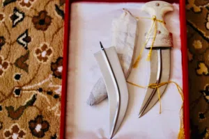 نصل خناجر تقص الحديد ولا تتأثر من معدن قوي جدا ونادر