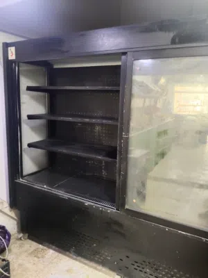 ثلاجة عرض البان وعصائر للبيع