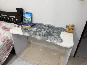 طاولة جانبية بحالة ممتازة وجميلة