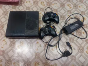 اكس بوكس 360 سليم نظيف بشكل ممتاز هارد 250 غيغا بايت مع يدات 2 اصليه والعاب في الهارد ومحوله