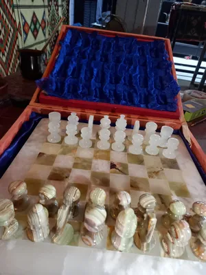طاولة شطرنج نوادر اجود انواع الرخام في العالم رائعه وكامله مع علبتها  