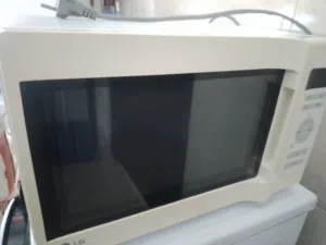 LG 20 - 24 Liters Microwave in Amman