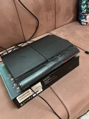 PS3 للبيع نازل عليه 34 لعبه مع كامل اخراضه