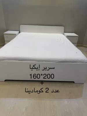 سرير من مع مرتبة مع 2 كومادينة من ايكيا شبة جديدة