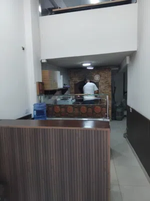مطعم بيتزا وممعجنات للبيع بداعي السفر