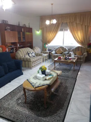 خلف فندق الفيرمونت شقة شبه ارضي 140م مفروشة جزئي بسعر مغري / ref 1295