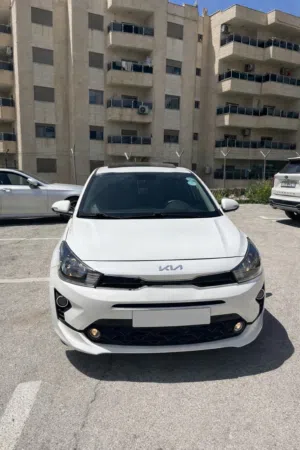 كيا ريو 2022 بحالة ممتازة – بدون مصاريف يد اولا
