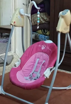 تخت بيبي هزاز بحالة ممتازة بسعر 25دينار صوبة كاز كبيرة بسعر 40دينار بسكليت الاحمر  15دينار