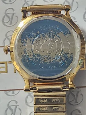 هذه ساعة Seiko Age of Discovery Moonphase (فئة زمن الاكتشافات) مطلية بالذهب، تعود غالبًا لفترة الثما
