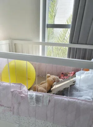 سرير اطفال مع طاولة تخزين و تغيير  convertible crib / changing table