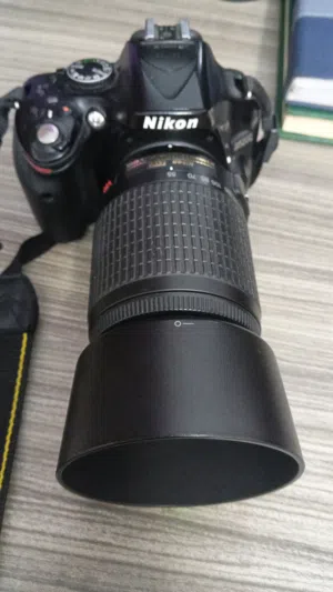 كاميرة نيكون d5200 وعدسة زووم 55mmالى 200mm.وعدسة 24 mm إلى 55mmللبيع تب نظافة..