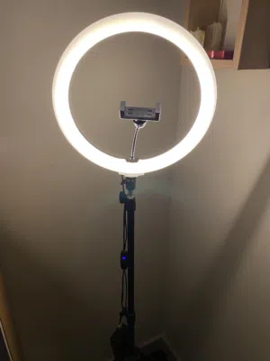 للبيـع: رينج لايت (Ring Light) 3 ألوان احترافي نظيف وجديد ، بملحقاته كامل وشغال باذن الله .