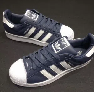 حذاء رياضي adidas