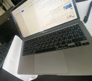 Macbook Air M1 2020 512GB Ram 8G بالكارتونه والشاحن استخدام بسيط عدد الشحنات 100 تقريبا