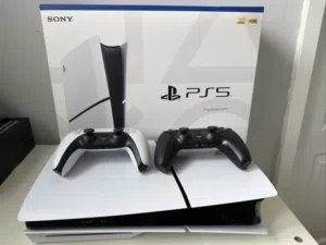 PlayStation 5 Slim نسخة الشرق الأوسط بحالة ممتازة جداً مع يدين وضمان