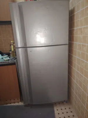 ثلاجه كبيره الحجم وفي حاله ممتازه