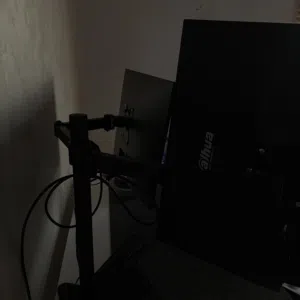 شاشتين مع ستاند شاشه شاشه من LG و شاشه الثانيه من Dahua شاشة LG 120Hz شاشه ثانيه 100Hz