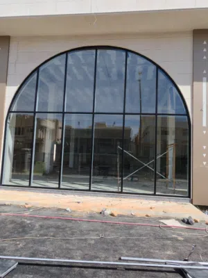 فني المنيوم تركيب وتصنيع جميع انواع القطاع الخاص وعادي و تشطيب الدريش وتكتيم من الماء والهواء