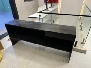 ميز HDF لون اسود يحتوي ع مجر