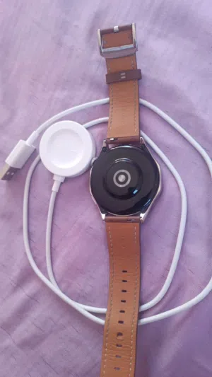 ساعة هواوي HUAWEI WATCH GT 5 46mm الذكية تتميز بإطار من الفولاذ المقاوم للصدأ وحزام جلدي بني كلاسيكي