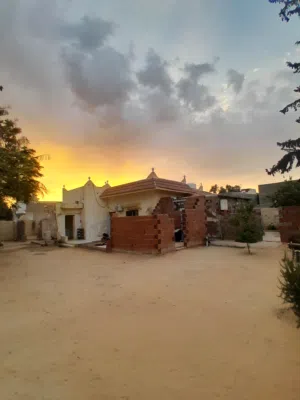منزل 5 الديار وصالة وكجينتين وزوز حمامات وزوز مخازن السعر 470 ألف المكان عين زارة الاستراحة الحمرة