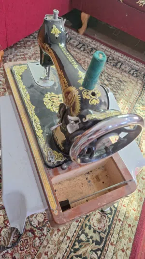 ماكينة خياطة قديمة