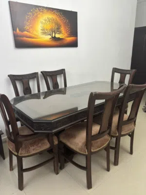 طاولة سفرة ست كراسي حالة شبه جديد خشب ثقيل