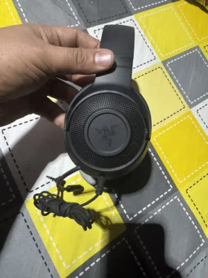 سماعه RAZER سلكيه كما هو موضح بالصور تعمل بدون اي مشاكل