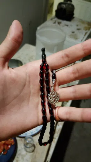 هذه السبحة هي مسباح مصنوع من مادة البكلايت باللونين الأحمر والأسود، وتتميز بتصميم أنيق مع طربزونة