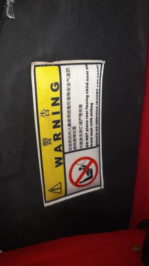 كرسي اطفال للسيارة في المقعد الخلفي نظيف جدا مستعمل خفيف عدد 1حبة