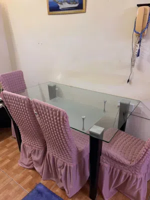 طاولة طعام مع 4 كراسي للبيع
