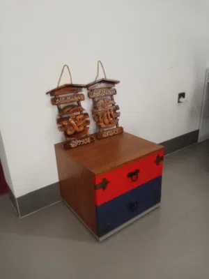 طاولة جانبيه للسرير استعمال بسيط جدا
