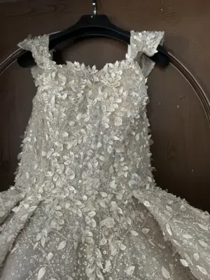 فستان زفاف ابيض