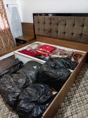 تخت خشب لاتيه حاله ممتازه معك اثنين كومدينه مع فرشه ريتشموند بحاله ممتازه مع صندوق لتخزين