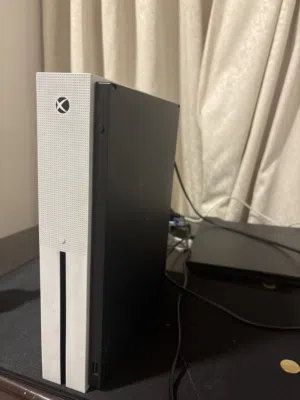 Xbox one s , good condition, one controller + assassin’s creed origins CD , Forza horizon 3 CD