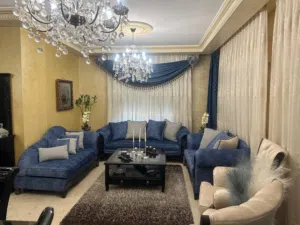 غرفة ضيوف للبيع كاملة بحالة الجديد الغرفة تفصيل والسفرة تفصيل خشب متين قطع الأثاث الي بدو منها كقطع