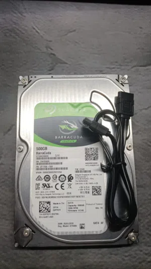 للبيع هارد ديسك داخلي Seagate BarraCuda بمساحة 500 جيجابايت - بحالة ممتازة مع كيبل ساتا