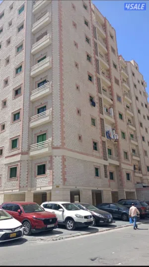 شخص ومشاركة سكن مع شخص آخر في غرفه بشقه